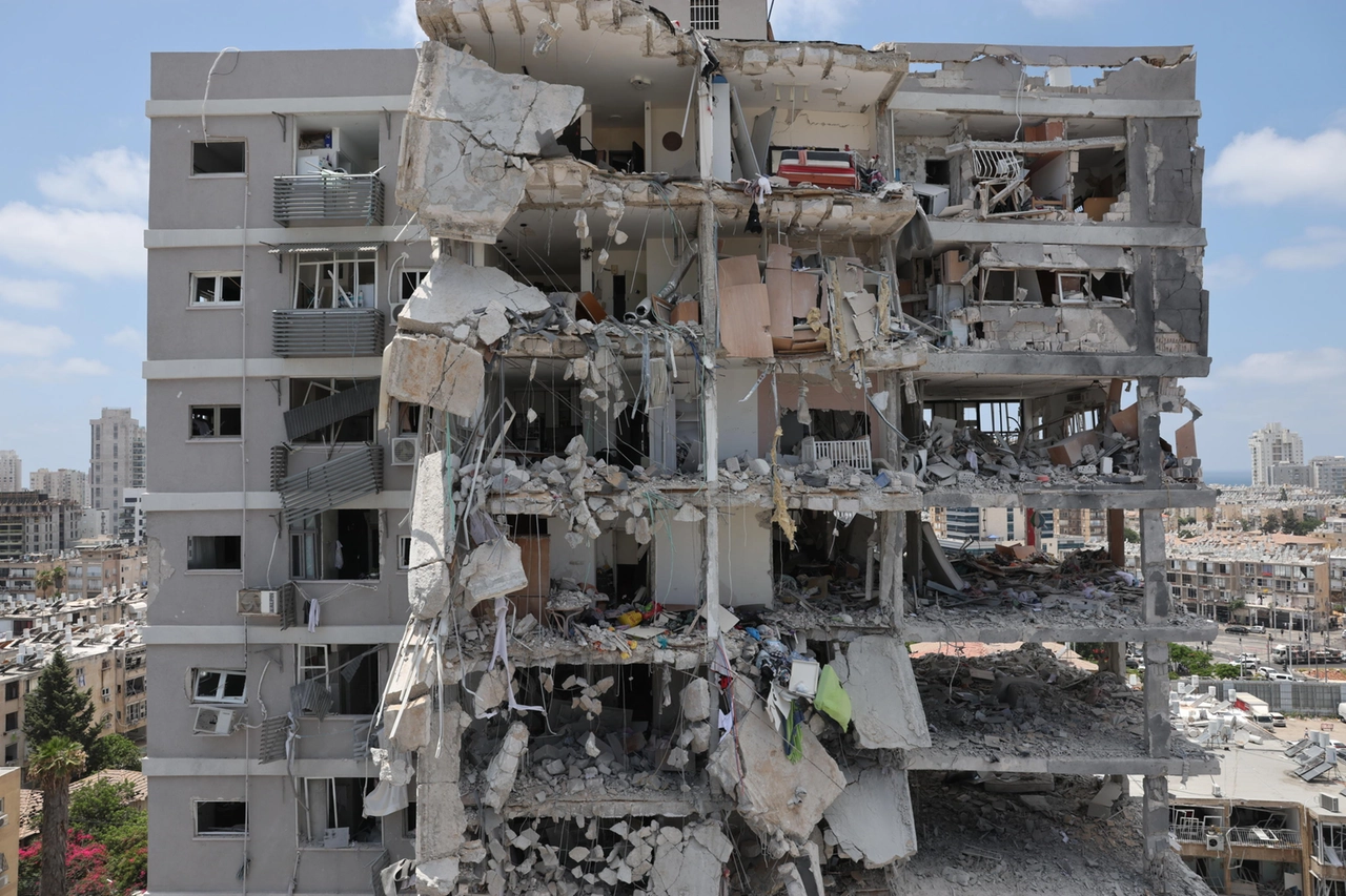 Un edificio residenziale sventrato a Bat Yam, in Israele (Ansa)