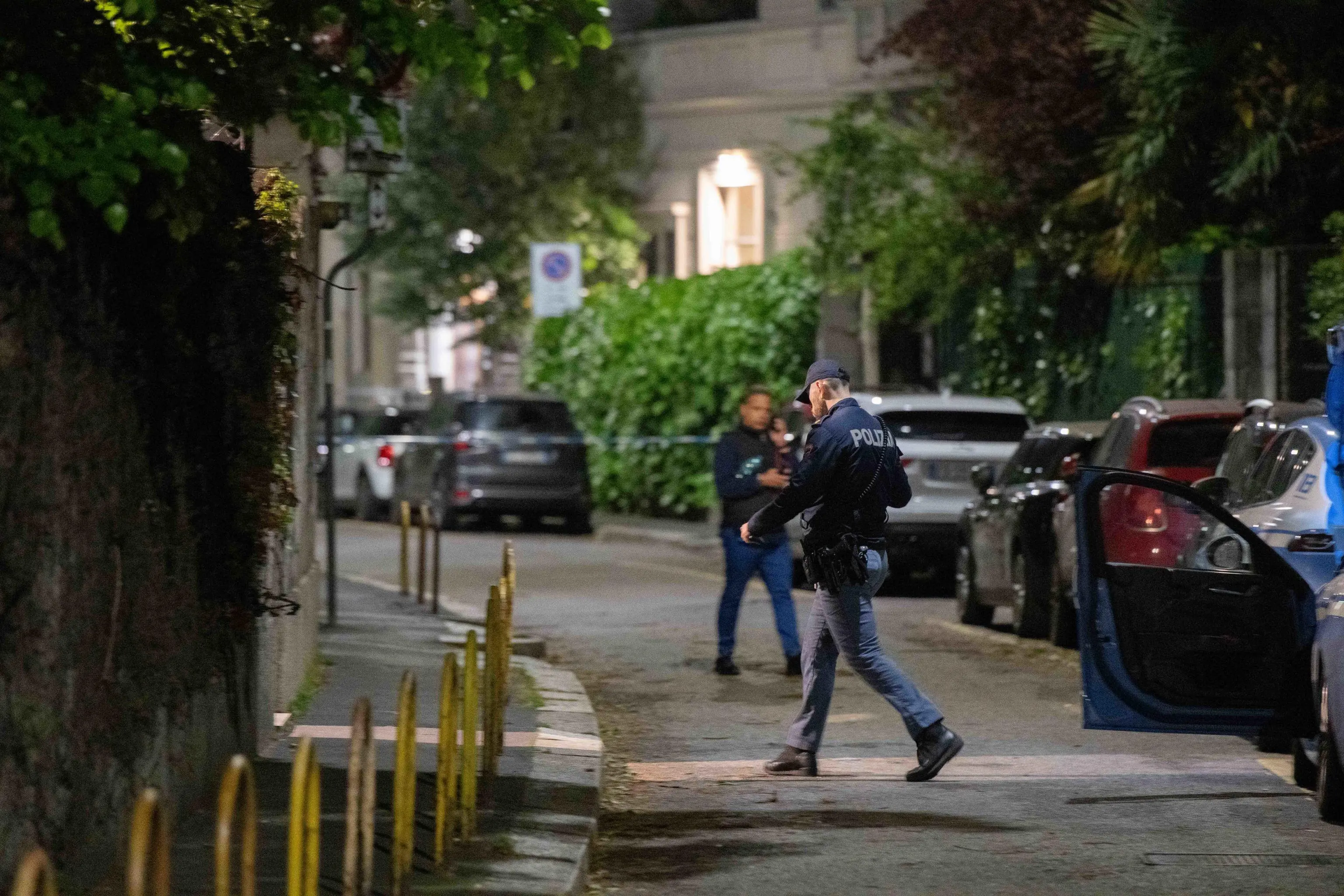 Domestico strangolato in via Randaccio: il rientro del proprietario nella villa liberty, il ladro bloccato con il taser e i video delle telecamere