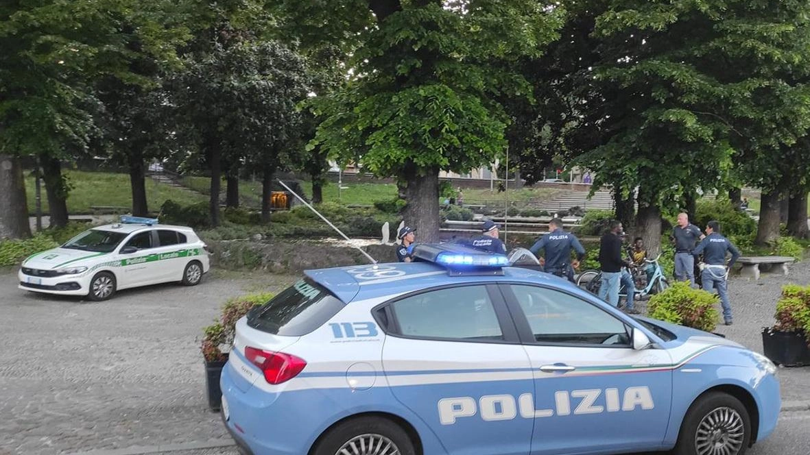 La squadra volante della Questura e gli agenti della polizia locale di Monza impegnati in un servizio di controllo ai giardinetti antistanti la stazione: in piazza Arosio non si sono lasciati sfuggire due pusher in piena azione La squadra volante della Questura e gli agenti della polizia locale di Monza impegnati in un servizio di controllo ai giardinetti antistanti la stazione: in piazza Arosio non si sono lasciati sfuggire due pusher in piena azione
