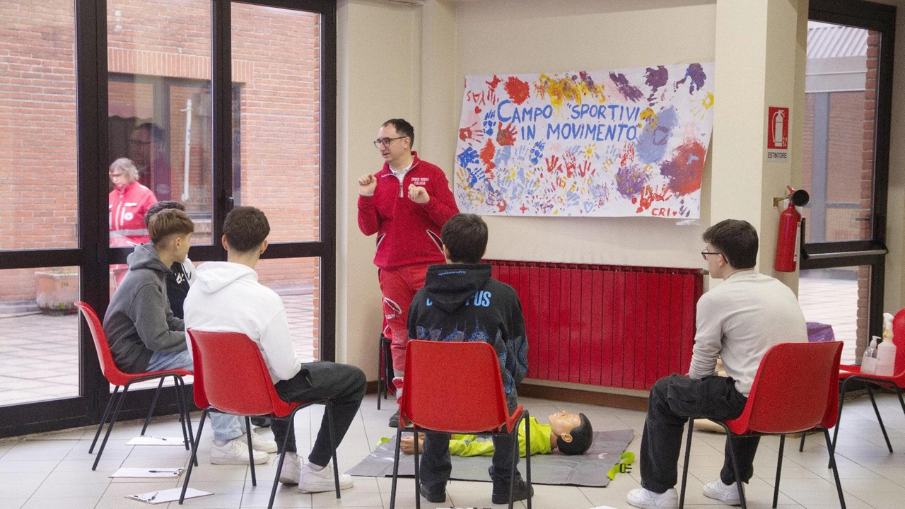 La prima giornata di lezioni dalla Croce Rossa per i ragazzi del Ferraris Il corso alterna teoria e pratica e consentirà agli studenti di acquisire le competenze necessarie per eseguire manovre di rianimazione La prima giornata di lezioni dalla Croce Rossa per i ragazzi del Ferraris Il corso alterna teoria e pratica e consentirà agli studenti di acquisire le competenze necessarie per eseguire manovre di rianimazione