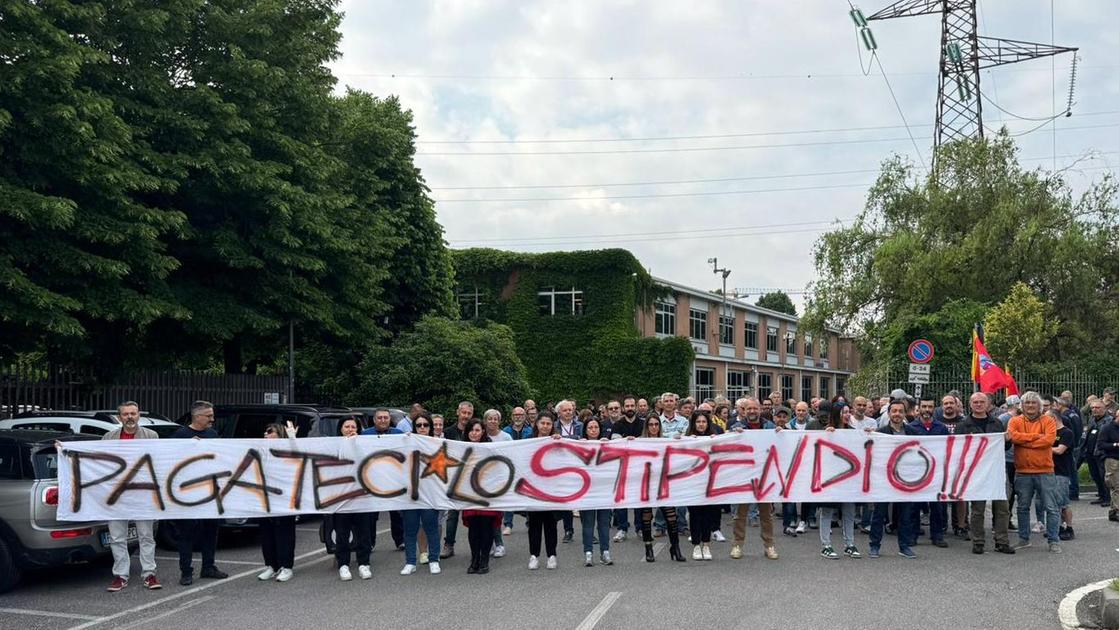 La crisi della Siae Microelettronica. Saltato l’incontro al Ministero: "Vogliamo certezze sul futuro"