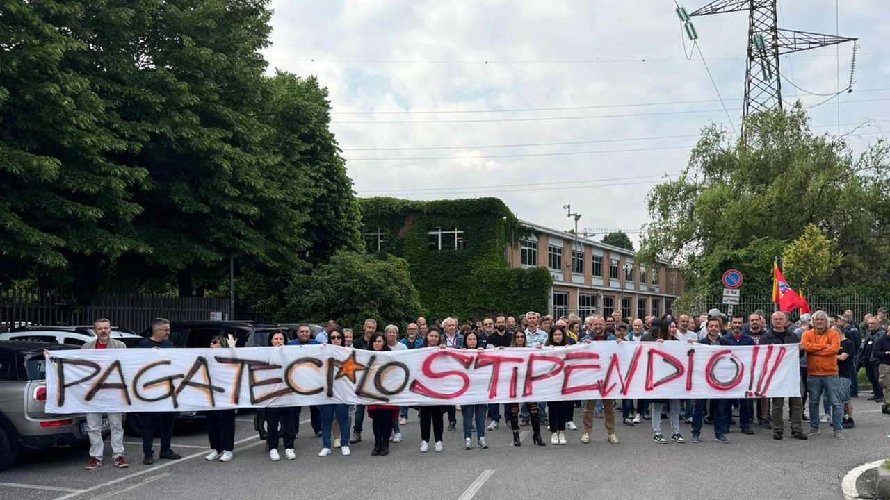 La protesta dei lavoratori della Siae Microelettronica di Cologno Monzese La protesta dei lavoratori della Siae Microelettronica di Cologno Monzese