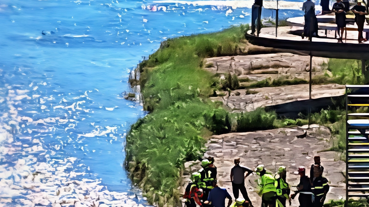 Chi ha assistito alla scena ha temuto il peggio vista. la forza dell’acqua invece il canoista di 66 anni è rispuntato oltre le chiuse Chi ha assistito alla scena ha temuto il peggio vista. la forza dell’acqua invece il canoista di 66 anni è rispuntato oltre le chiuse