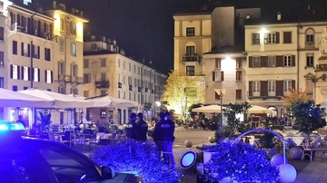 Giovane circondato da una gang e obbligato a prelevare al bancomat: l’estorsione in centro a Como