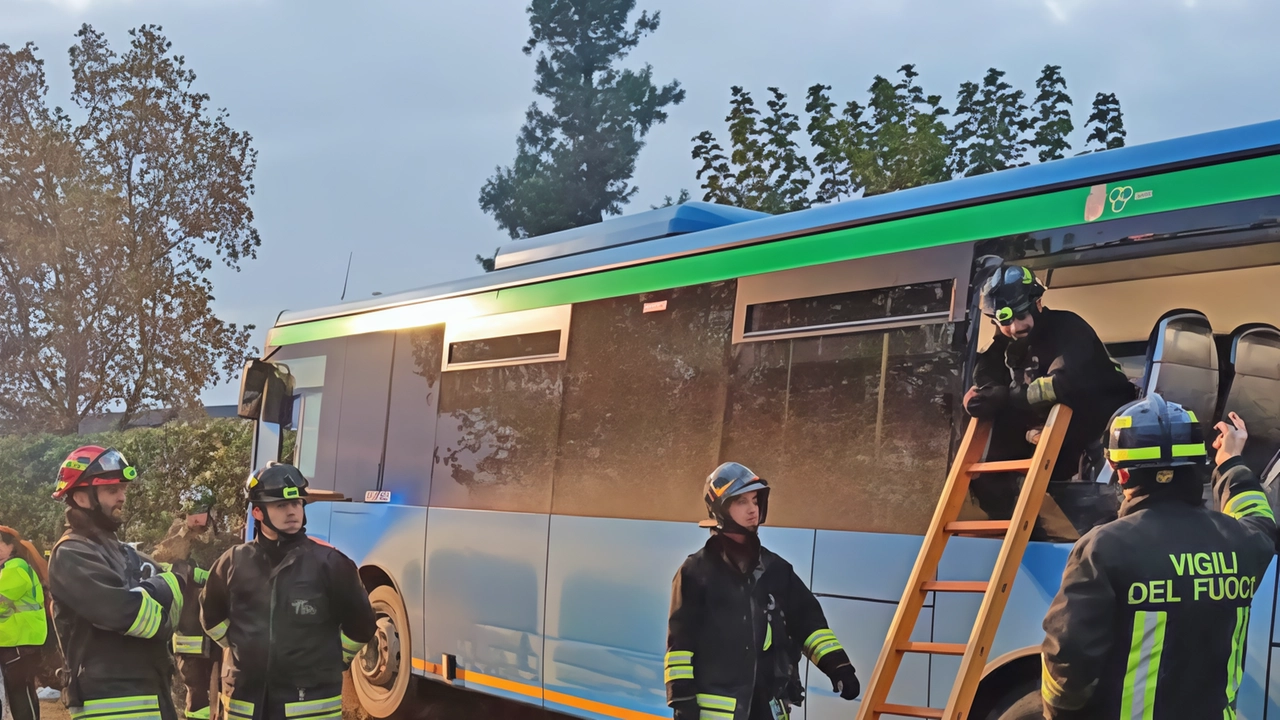 Incidente a Romano di Lombardia: autobus si schianta contro ringhiera, 21 contusi ma nessun ferito grave. Intervento di soccorso e messa in sicurezza dell'area durato diverse ore. Incidente a Romano di Lombardia: autobus si schianta contro ringhiera, 21 contusi ma nessun ferito grave. Intervento di soccorso e messa in sicurezza dell'area durato diverse ore.
