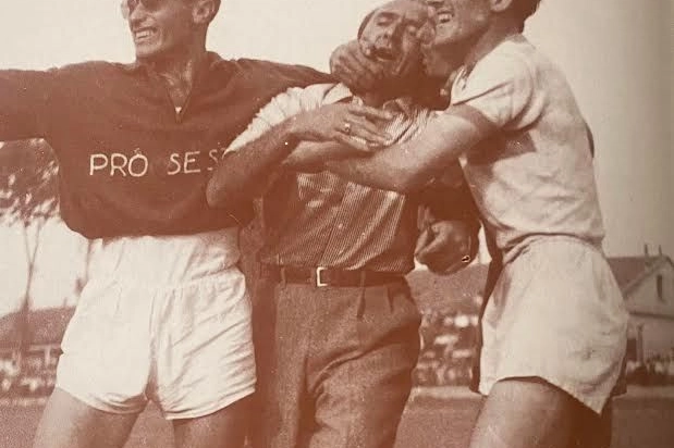 A Melzo è appena terminata la sfida tra la Pro Sesto e il Crema per la permanenza in Serie B, 4 luglio 1948. I primi hanno vinto per 2-1. Eraldo Monzeglio, sfinito dalla tensione, a fine partita viene abbracciato e sorretto da Mario Puricelli (a destra) ed Enrico Pirovano