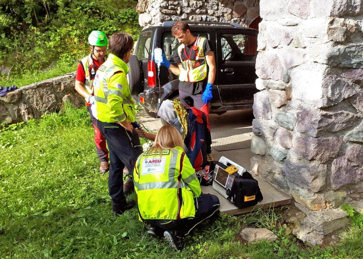 Cade e si rompe il femore mentre va a funghi: 33enne di Cernusco salvato in Lunigiana Cade e si rompe il femore mentre va a funghi: 33enne di Cernusco salvato in Lunigiana
