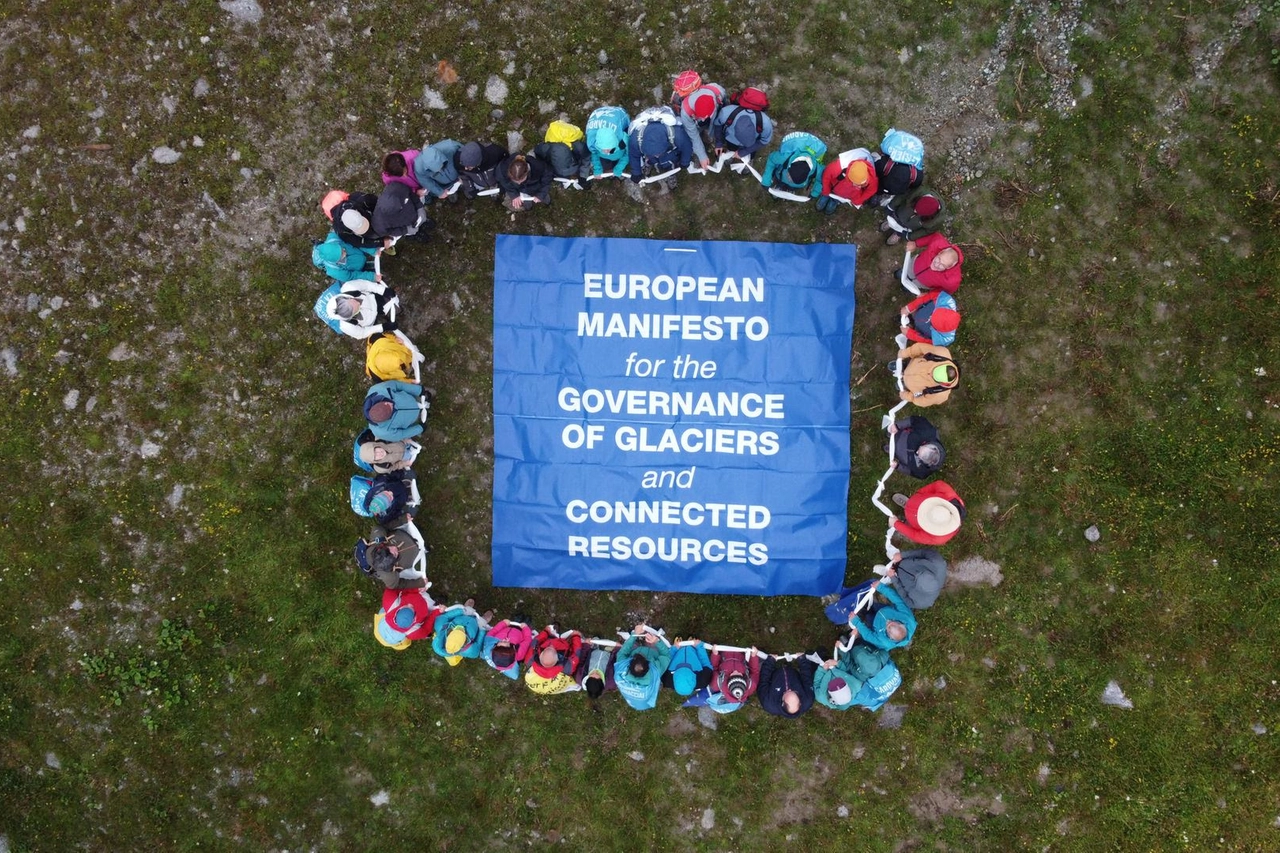 Il flash mob di sabato 2 agosto sull'Adamello, anticipo dell'avvio della Carovana dei Ghiacciai 2025