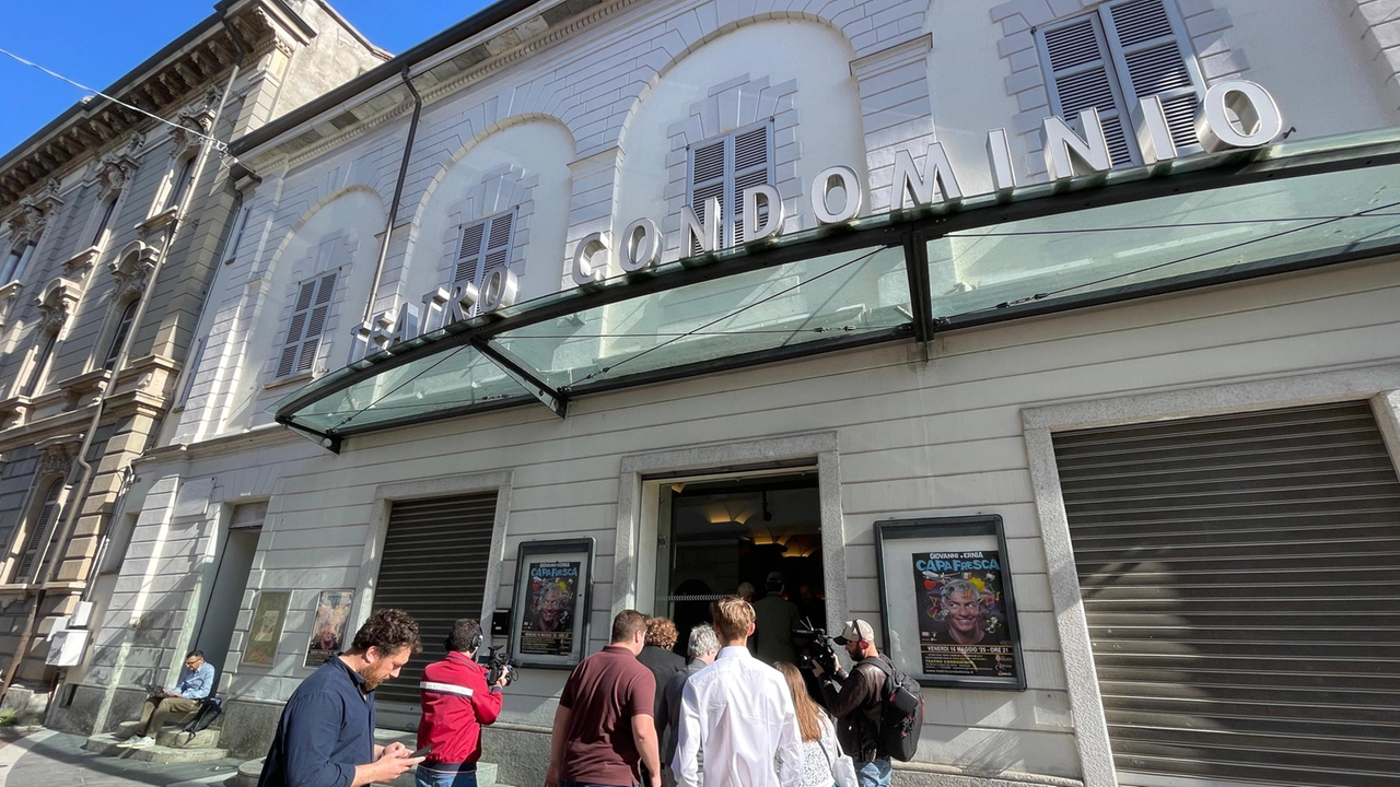 Persone all'esterno del teatro comunale in cui si tiene il Remigration Summit, contestato raduno dell'ultradestra sul tema dell'immigrazione, a Gallarate Persone all'esterno del teatro comunale in cui si tiene il Remigration Summit, contestato raduno dell'ultradestra sul tema dell'immigrazione, a Gallarate