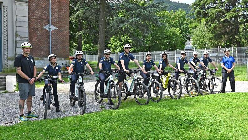 Agenti della Locale in bicicletta. Prima il corso di mountainbike