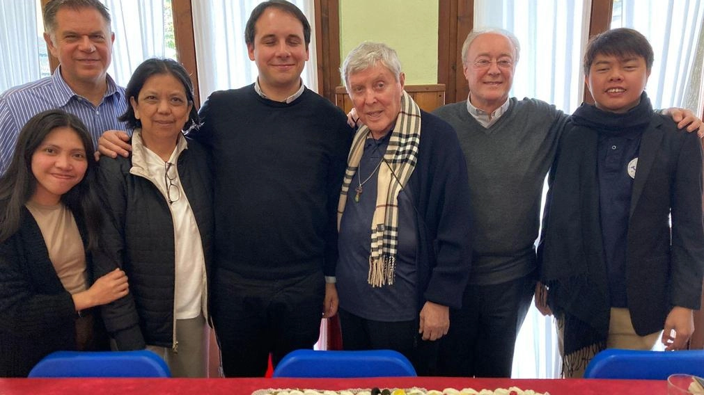 Il missionario canossiano Padre Giovanni Gentilin premiato per il suo impegno educativo e sociale nelle Filippine, dedicando il riconoscimento ai poveri e promettendo investimenti per progetti di sostegno a Tondo. Il missionario canossiano Padre Giovanni Gentilin premiato per il suo impegno educativo e sociale nelle Filippine, dedicando il riconoscimento ai poveri e promettendo investimenti per progetti di sostegno a Tondo.