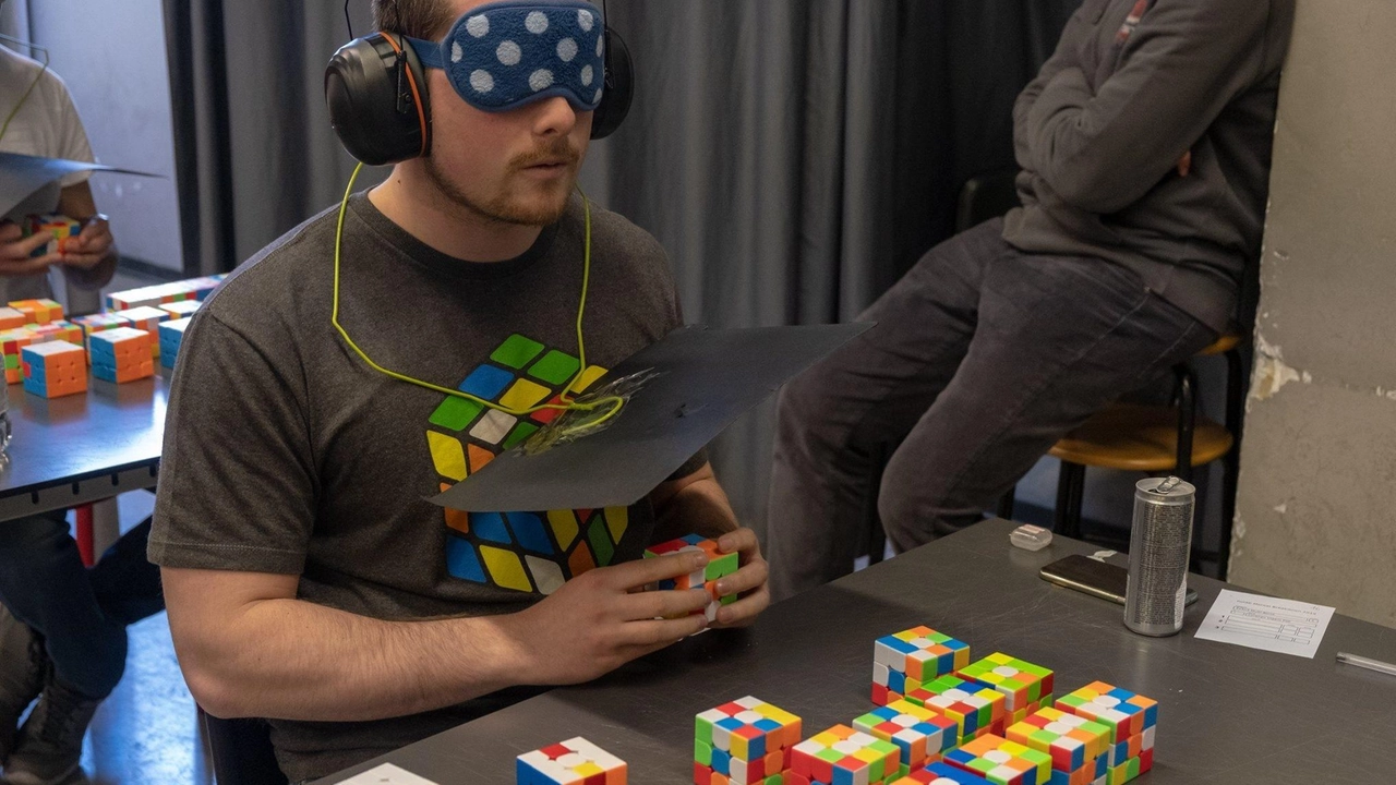A Varese si festeggiano i 50 del cubo di Rubik: tutte le gare in programma per risolvere il rompicapo colorato