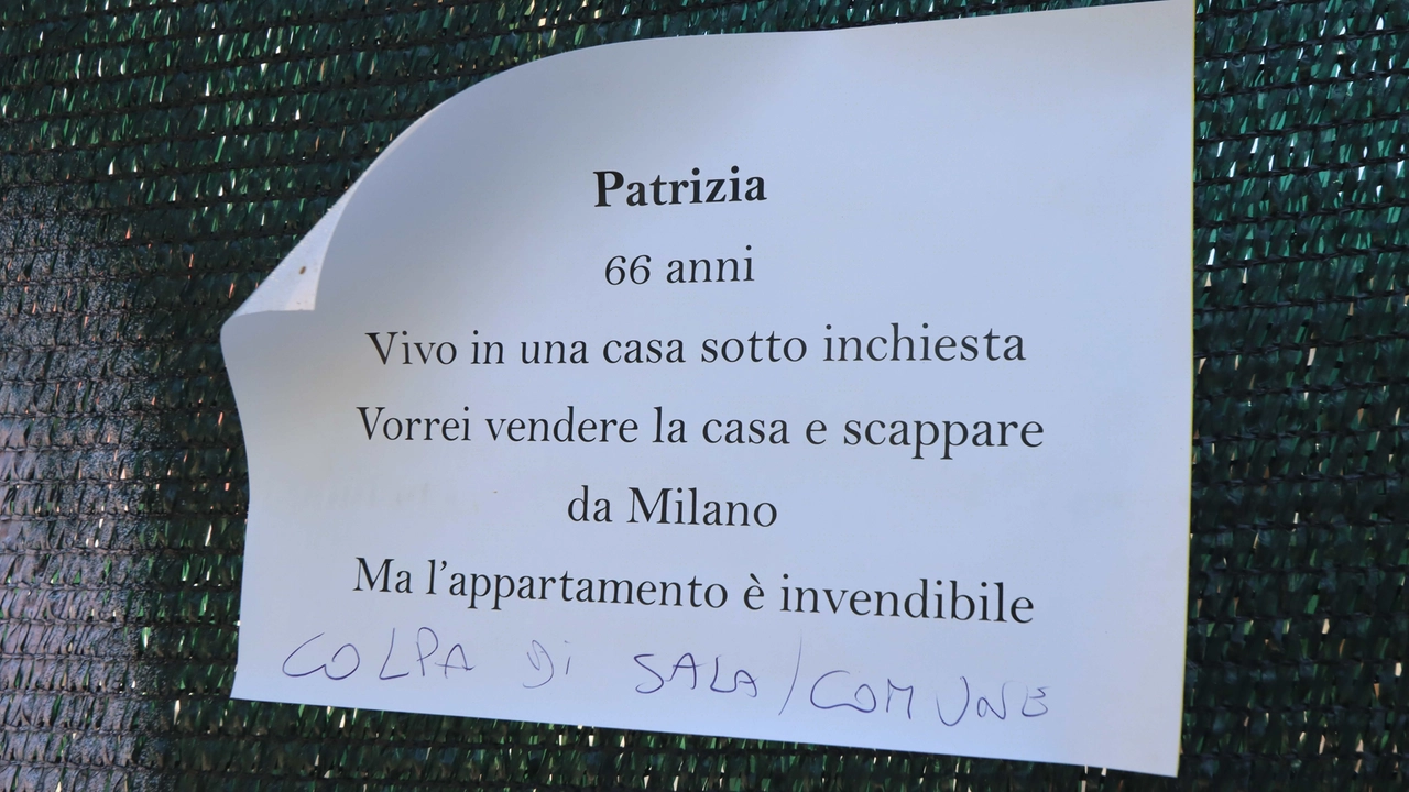 Un "annuncio" di vendita affisso nell'area del cantiere Un "annuncio" di vendita affisso nell'area del cantiere