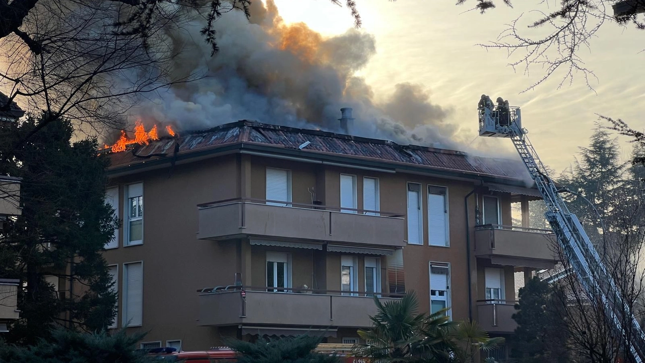 Incendio tetto a Concorezzo Incendio tetto a Concorezzo
