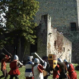 Ritorno al Medioevo. Cavalieri e musici tra castello e borgo