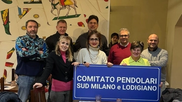 Lodi, pendolari in protesta per i disagi in stazione. Rete ferroviaria italiana: “I lavori finiranno a dicembre”