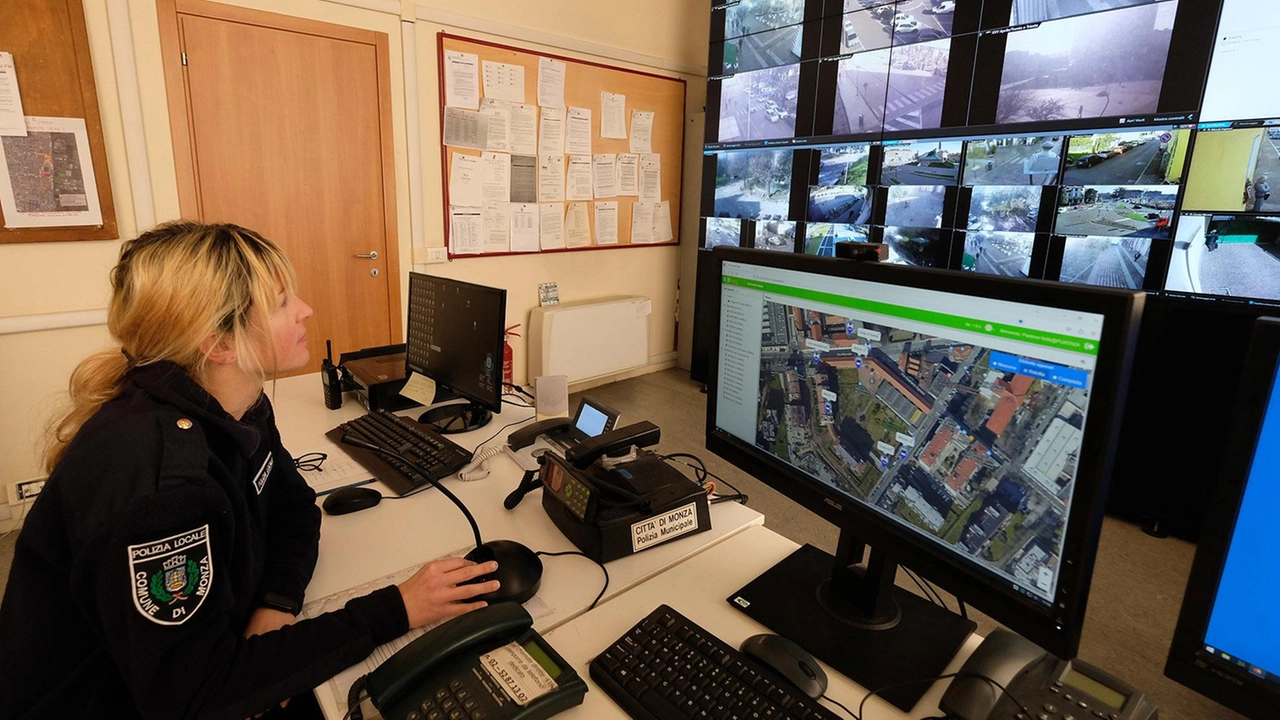 Dall’autunno nuove tecnologie in tanti settori per gli agenti di Monza. E per l’utente della strada ci sarà la possibilità di pagare online. Dall’autunno nuove tecnologie in tanti settori per gli agenti di Monza. E per l’utente della strada ci sarà la possibilità di pagare online.