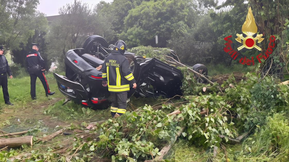 Esce di strada e si ribalta. Muore durante i soccorsi