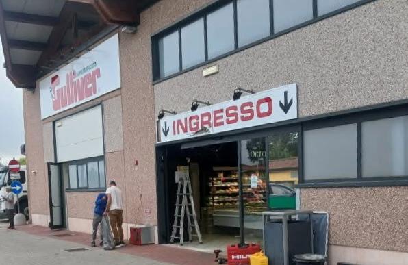 Spaccata col furgone ariete. Colpo nel supermercato