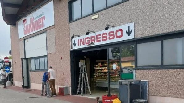 Spaccata col furgone-ariete. Colpo nel supermercato