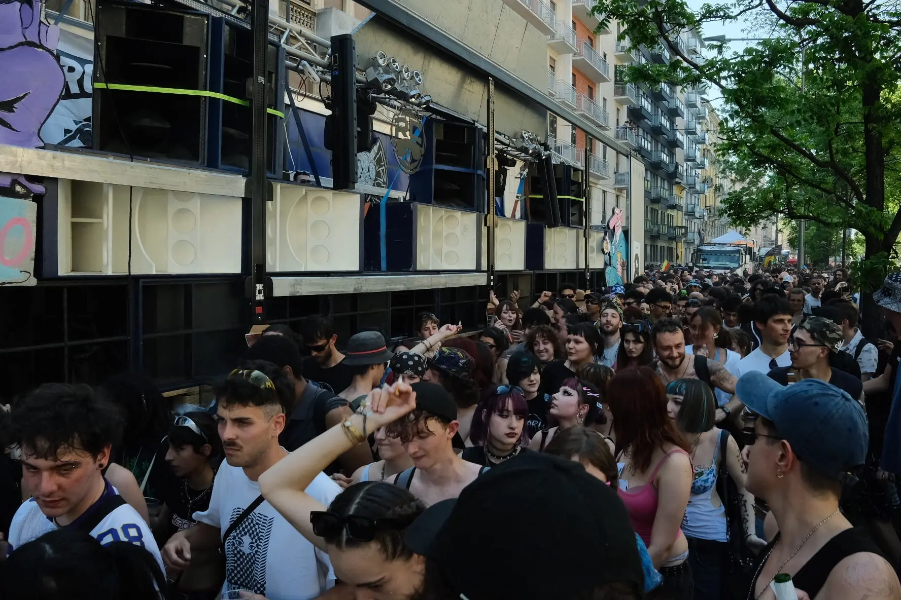 Milano, il corteo del Primo Maggio “per un lavoro sicuro”: i colori della May Day Parade