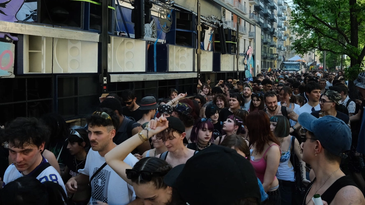 Milano, il corteo del Primo Maggio “per un lavoro sicuro”: i colori della May Day Parade