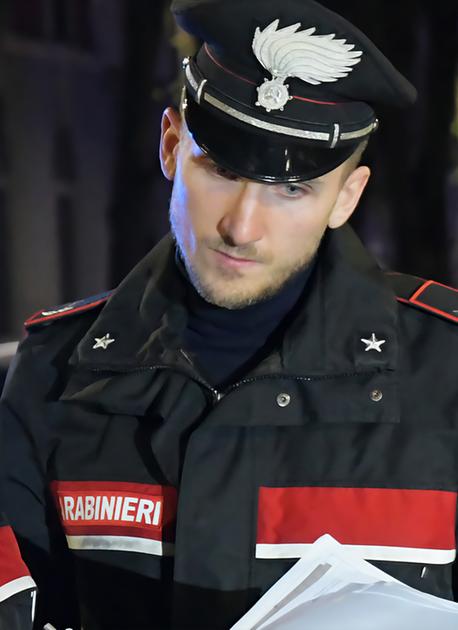 a tu per tu con il rapinatore spunta il coltello pugno da ko