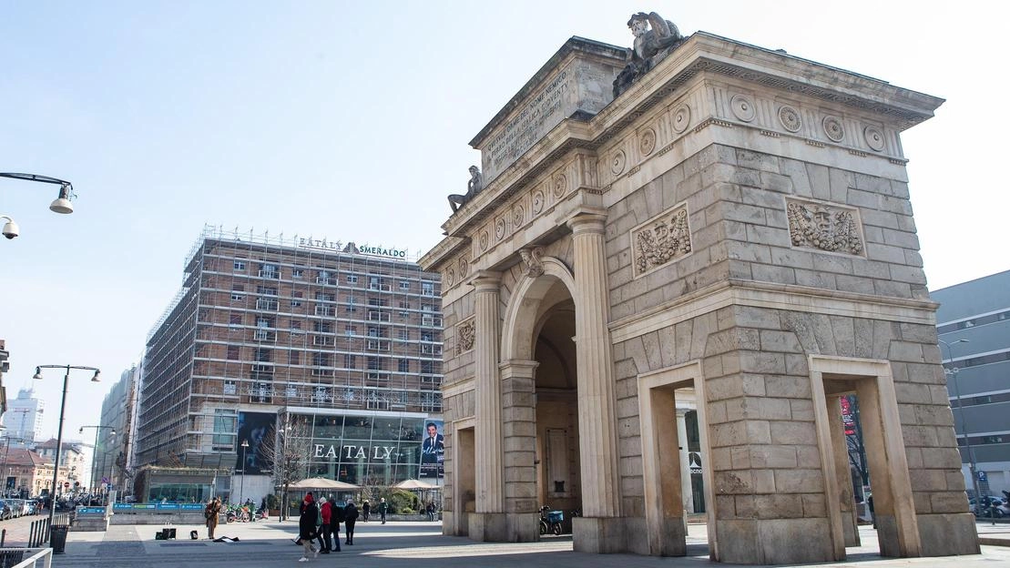 I grattacieli che si stagliano oltre i palazzi, il continuo ricambio di locali, l’arrivo di Eataly al posto del Teatro... I grattacieli che si stagliano oltre i palazzi, il continuo ricambio di locali, l’arrivo di Eataly al posto del Teatro...