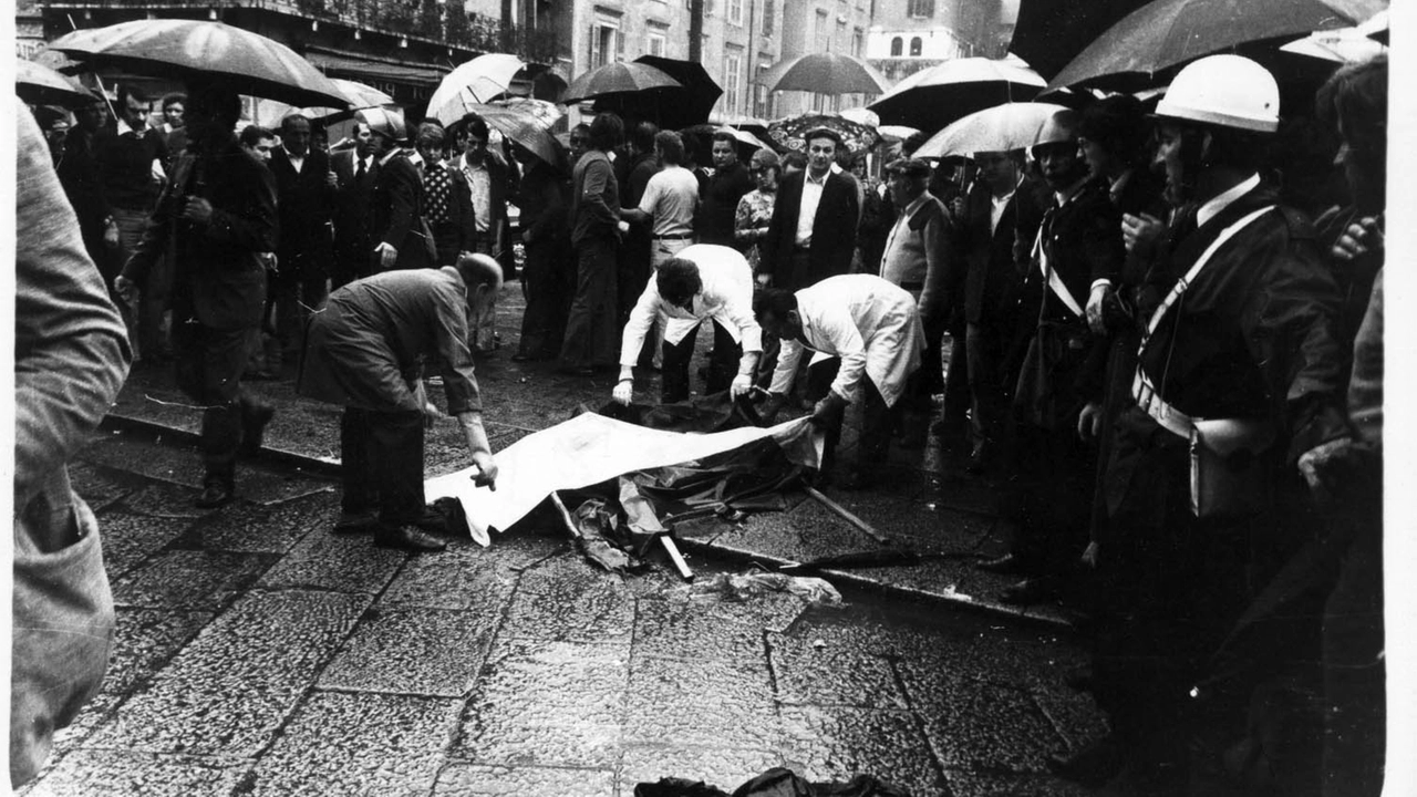 Una scena della terribile strage di piazza della Loggia del 1974 Una scena della terribile strage di piazza della Loggia del 1974