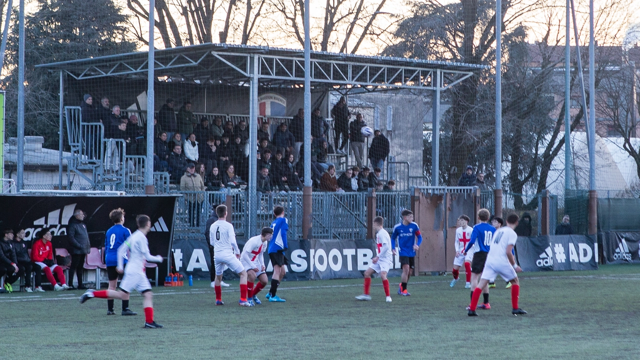 Il campo da calcio con tribune della Masseroni Marchese Il campo da calcio con tribune della Masseroni Marchese