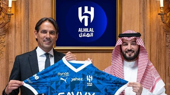 Simone Inzaghi il giorno della firma con l'Al Hilal Simone Inzaghi il giorno della firma con l'Al Hilal