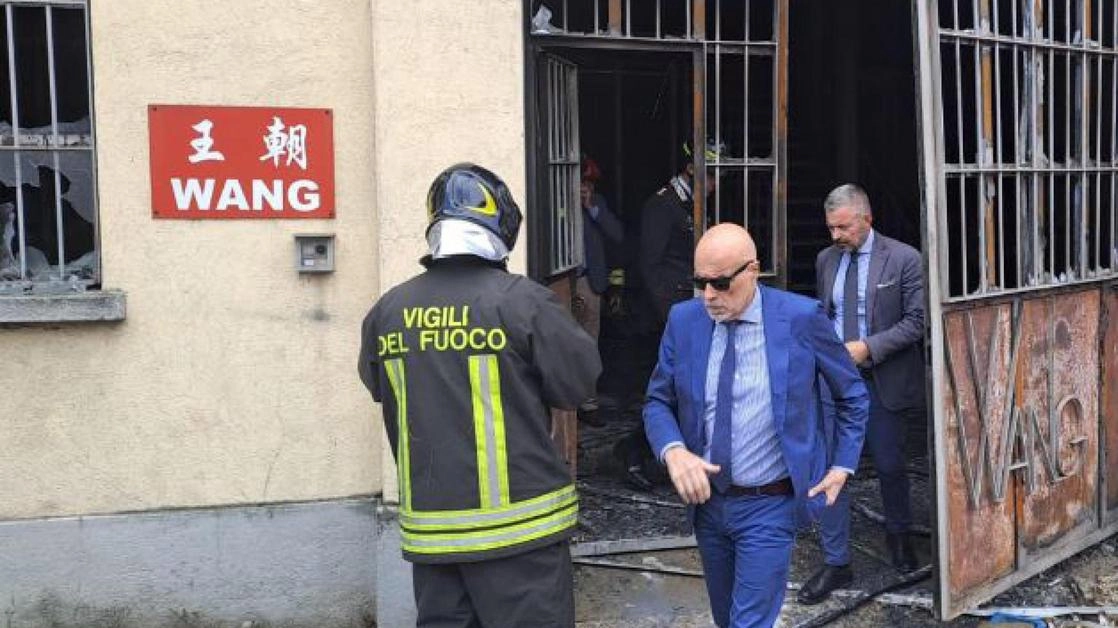 Le indagini sul rogo di via Cantoni a Milano si concentrano sulla sicurezza sul lavoro e sulle circostanze dei giovani presenti nello showroom. Si verificano mancanze di uscite di emergenza e impianto antincendio. Si indaga su eventuali rapporti lavorativi non ufficiali. Le indagini sul rogo di via Cantoni a Milano si concentrano sulla sicurezza sul lavoro e sulle circostanze dei giovani presenti nello showroom. Si verificano mancanze di uscite di emergenza e impianto antincendio. Si indaga su eventuali rapporti lavorativi non ufficiali.