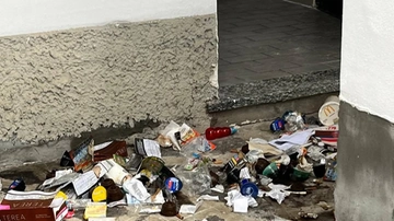 Abbandona la spazzatura al cimitero: identificato dagli scontrini e dalle telecamere