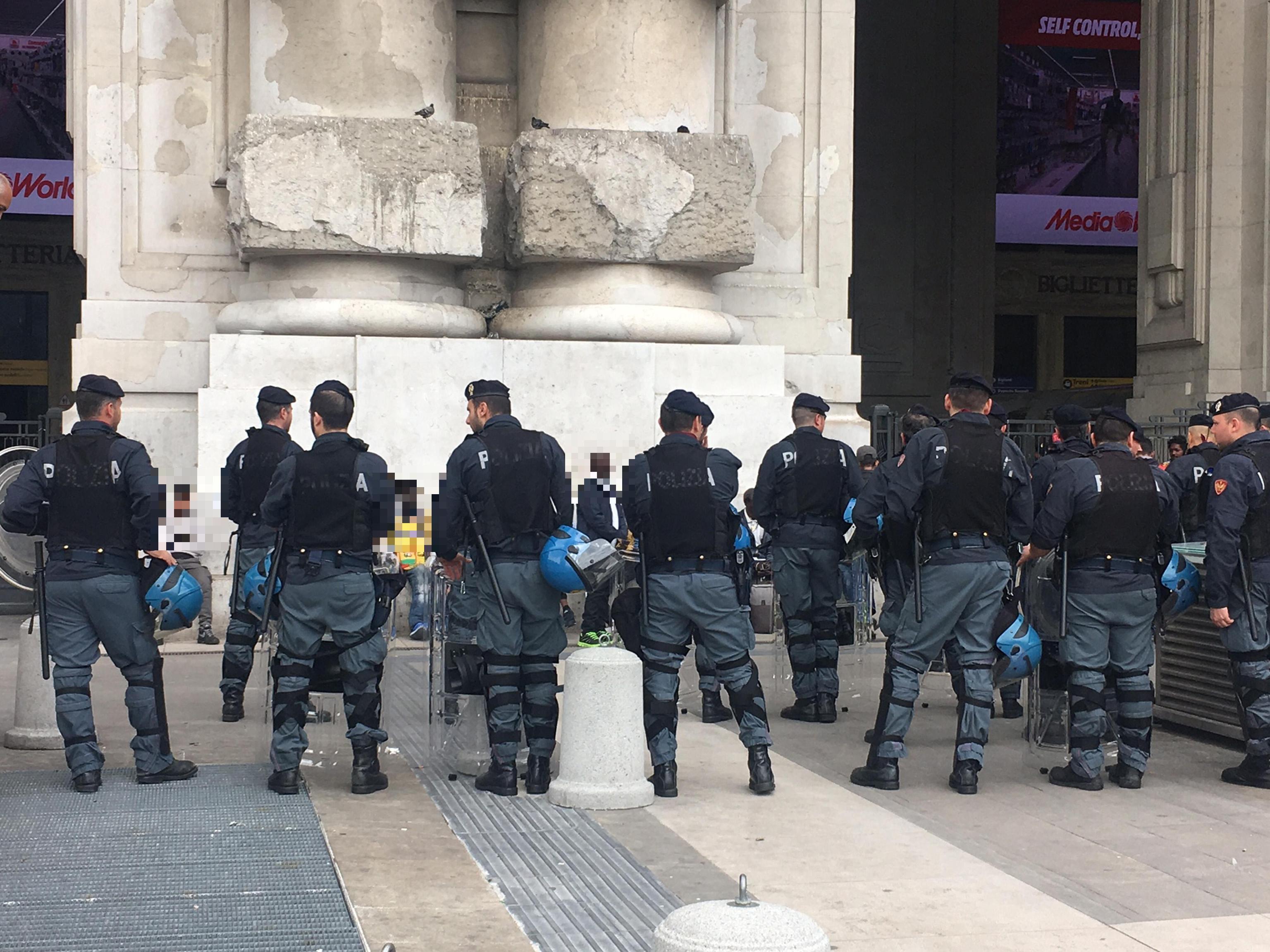 Ricercato per duplice omicidio in Francia, fuggitivo scovato in Centrale: la tessera con i dati falsi, il sospetto e la verità delle impronte Ricercato per duplice omicidio in Francia, fuggitivo scovato in Centrale: la tessera con i dati falsi, il sospetto e la verità delle impronte