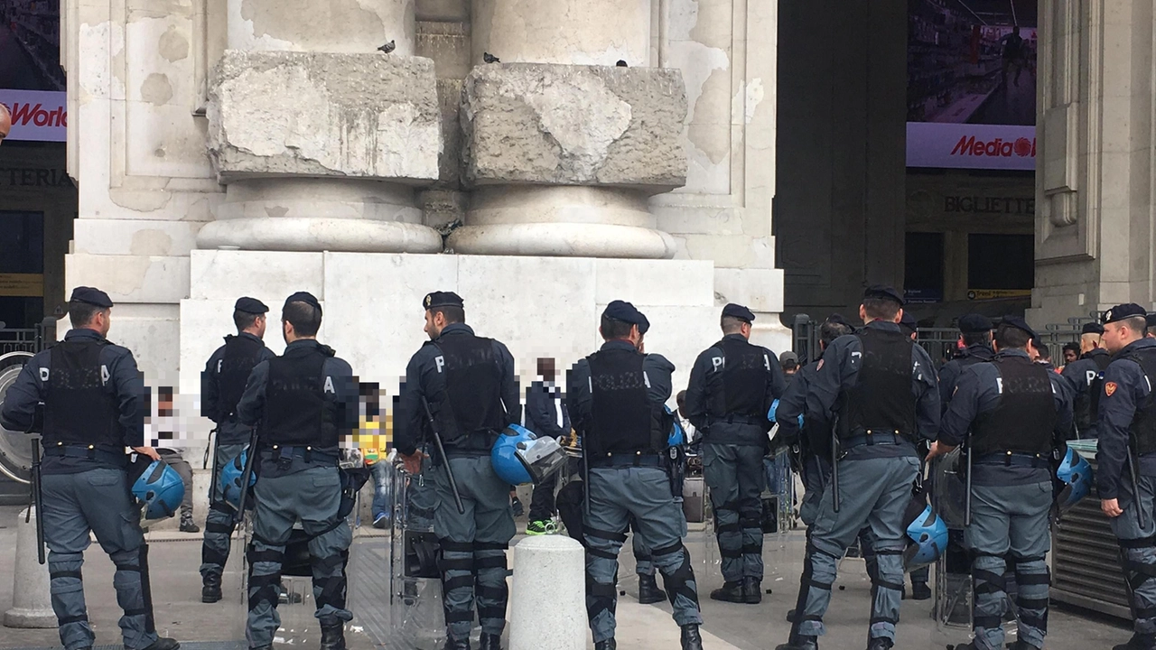 Agenti di polizia all'esterno della stazione Centrale di Milano Agenti di polizia all'esterno della stazione Centrale di Milano