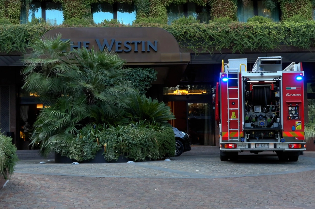 I vigili del fuoco all'ingresso del Westin Palace dove sta mattina, lunedì 5 agosto, si è verificato un principio di incendio. Fortunatamente nessuno degli ospiti è rimasto coinvolto