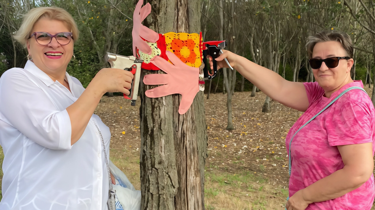 I pannelli realizzati dalle cucitrici sono stati avvolti attorno ai tronchi di 30 alberi in tre quartieri della città I pannelli realizzati dalle cucitrici sono stati avvolti attorno ai tronchi di 30 alberi in tre quartieri della città