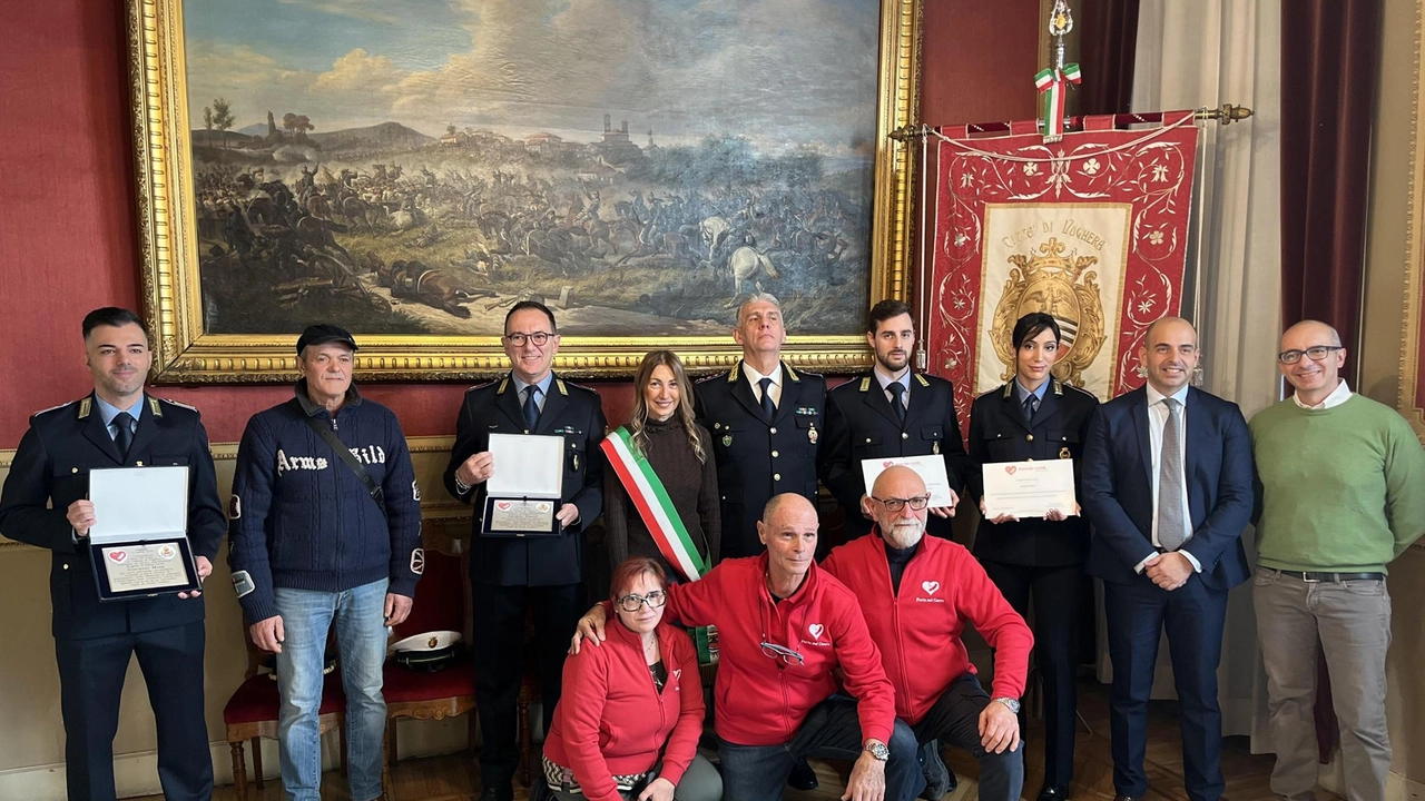 Agenti polizia locale Voghera premiati per salvataggi con defibrillatore. Associazione dona nuovo dispositivo e offre corsi di primo soccorso. Orgoglio dell'assessore alla Sicurezza. Agenti polizia locale Voghera premiati per salvataggi con defibrillatore. Associazione dona nuovo dispositivo e offre corsi di primo soccorso. Orgoglio dell'assessore alla Sicurezza.