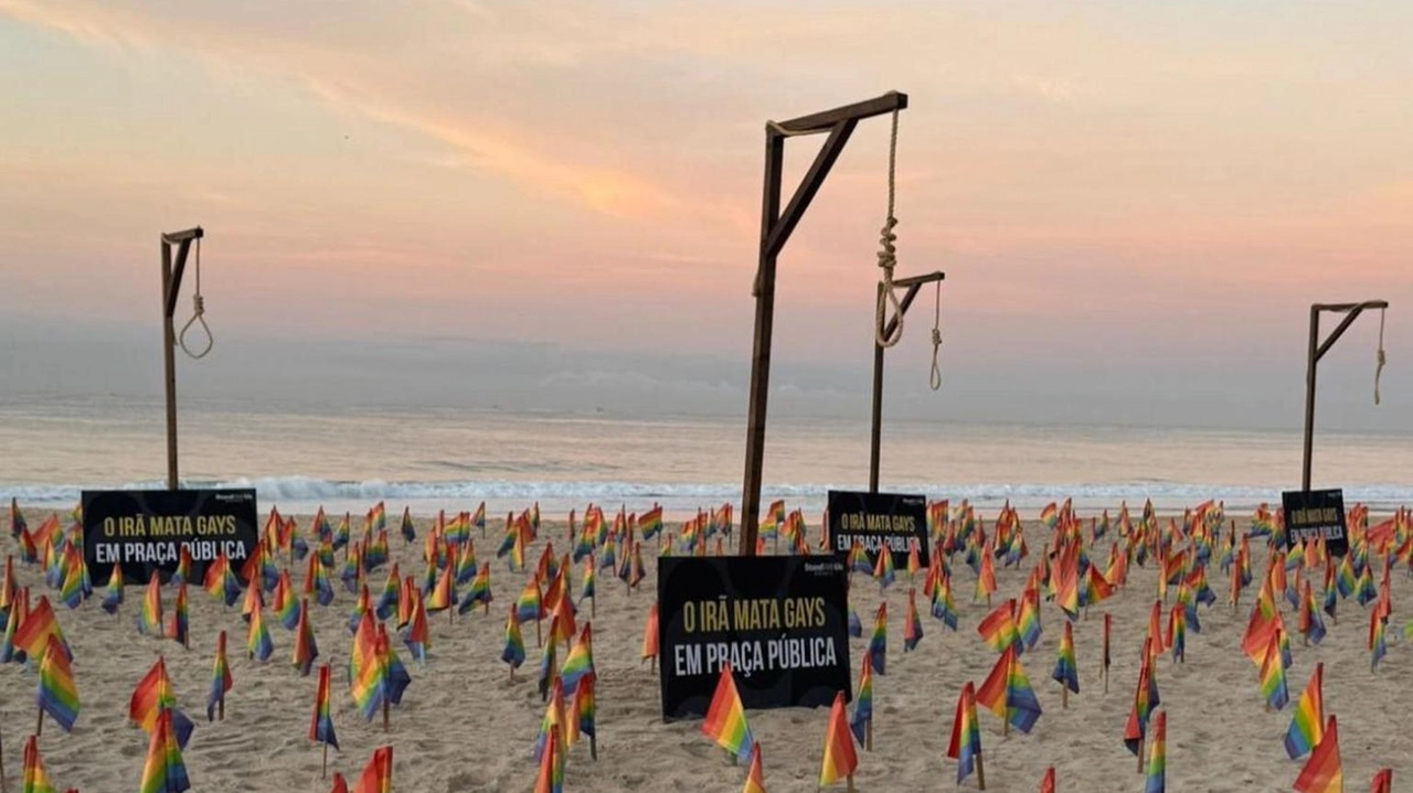 Cappi e bandierine sulla spiaggia di Ipanema Cappi e bandierine sulla spiaggia di Ipanema
