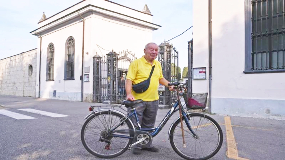 Leonardo Colombo Giardinelli davanti al cimitero di via Crippa Leonardo Colombo Giardinelli davanti al cimitero di via Crippa