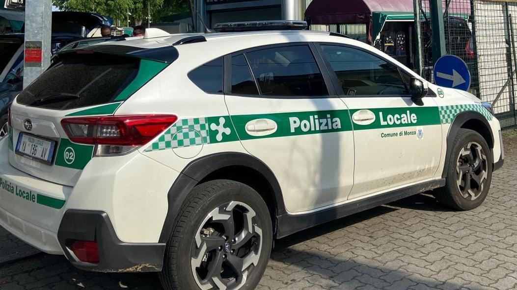 monza 14enne sul parapetto del ponte in stato di agitazione vuole buttarsi agenti lo salvano