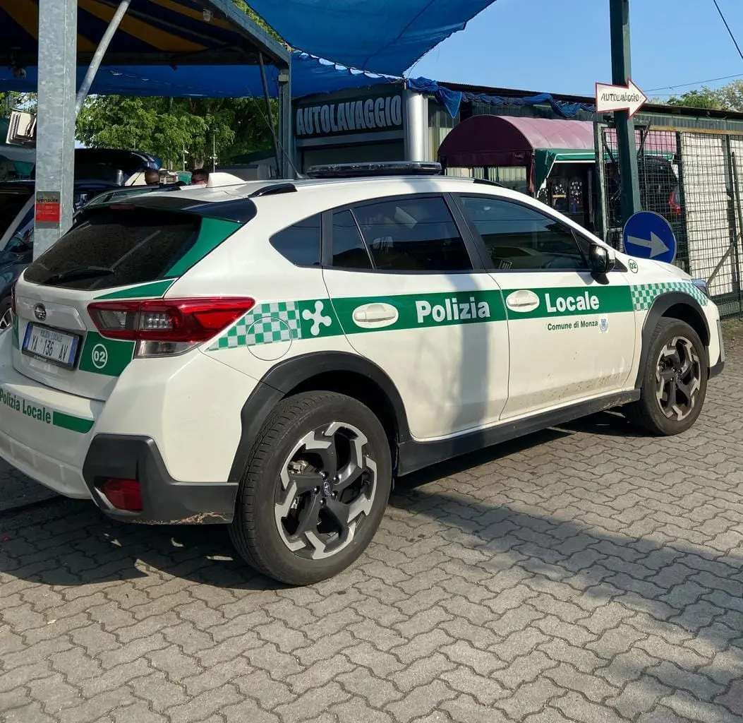 Monza, 14enne sul parapetto del ponte, in stato di agitazione: vuole buttarsi? Agenti lo salvano