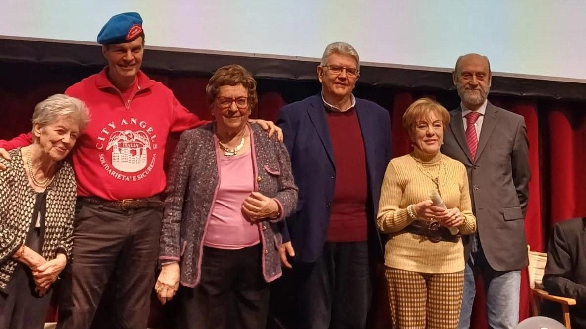 Sul palco insieme ai premiati finiscono «solidarietà, attenzione al territorio e all’ambiente, rispetto reciproco, tutela dei più deboli e degli emarginati rispetto della cultura e della tradizione e difesa dei diritti dei cittadini» Sul palco insieme ai premiati finiscono «solidarietà, attenzione al territorio e all’ambiente, rispetto reciproco, tutela dei più deboli e degli emarginati rispetto della cultura e della tradizione e difesa dei diritti dei cittadini»