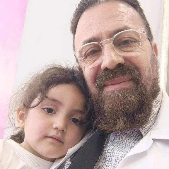 ll dottor Almohammad Zakreia, del centro di psicoterapia di Gaziantep, con una piccola paziente