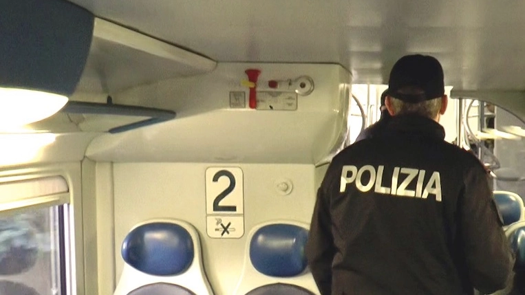 L'intervento della Squadra Mobile a bordo del treno fermo alla stazione di Camerlata