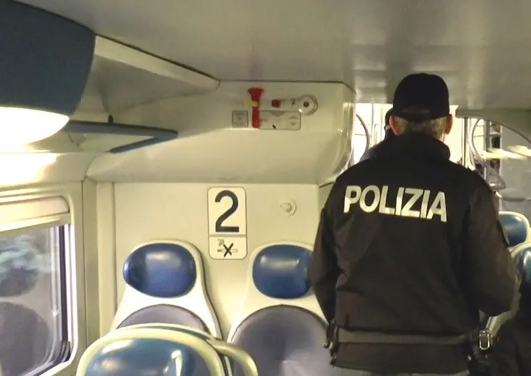 Sorpreso sul treno senza biglietto, aggredisce il controllore e prende a calci i poliziotti