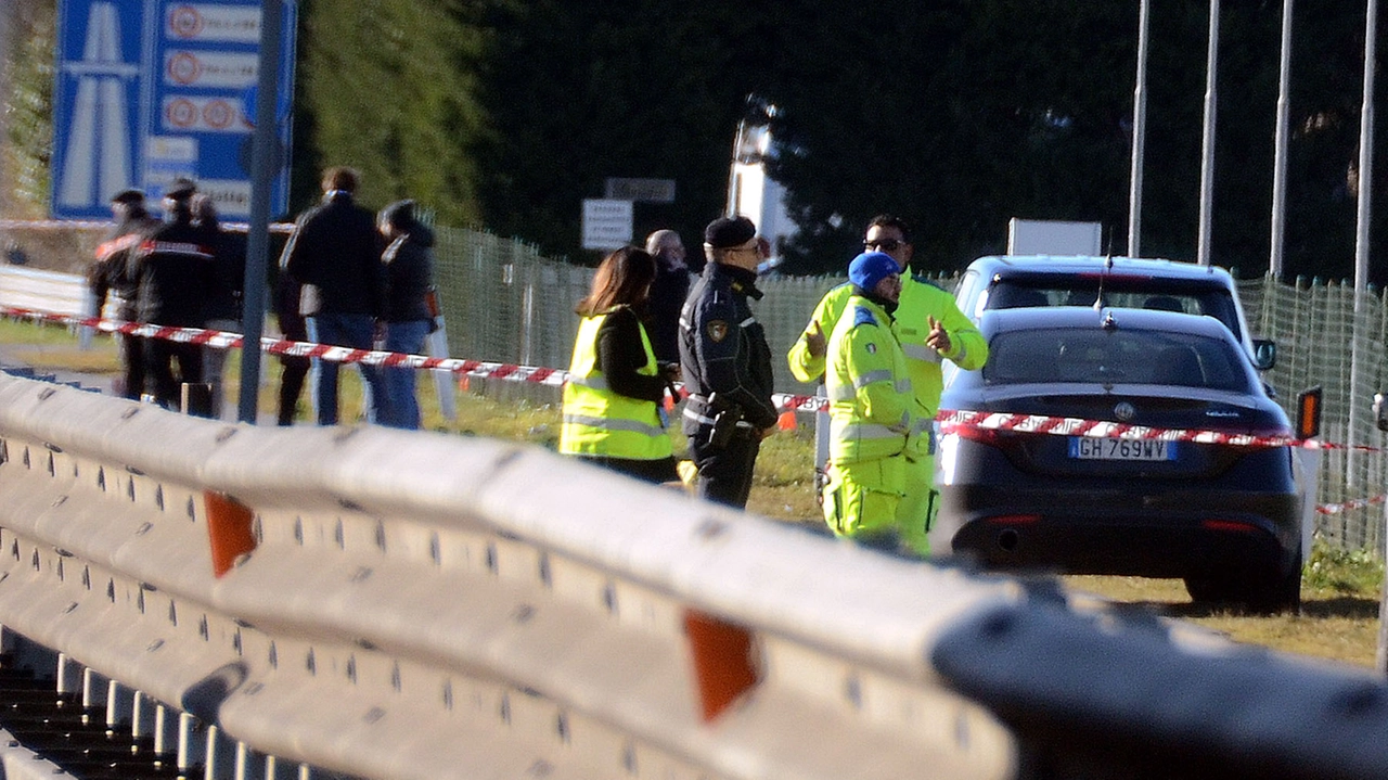 Le indagini sul ritrovamento della donna morta a Nibionno (foto Cardini) Le indagini sul ritrovamento della donna morta a Nibionno (foto Cardini)