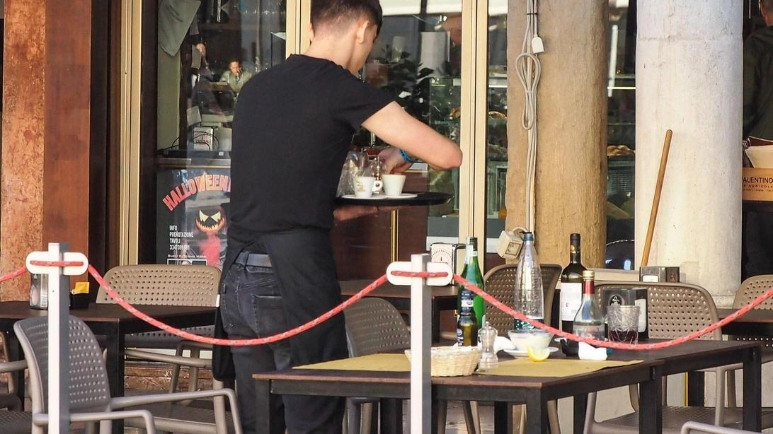 Un corso gratuito di formazione per disoccupati e inoccupati interessati a diventare professionisti della sala, con specializzazione in bar e ristorazione, con possibilità di assunzione a Monza. Requisiti e dettagli contattando il centro di formazione Micro Onda Group. Un corso gratuito di formazione per disoccupati e inoccupati interessati a diventare professionisti della sala, con specializzazione in bar e ristorazione, con possibilità di assunzione a Monza. Requisiti e dettagli contattando il centro di formazione Micro Onda Group.