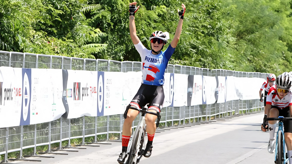 Nicole Bracco festeggia la vittoria ai campionati italiani sul traguardo di Gorizia