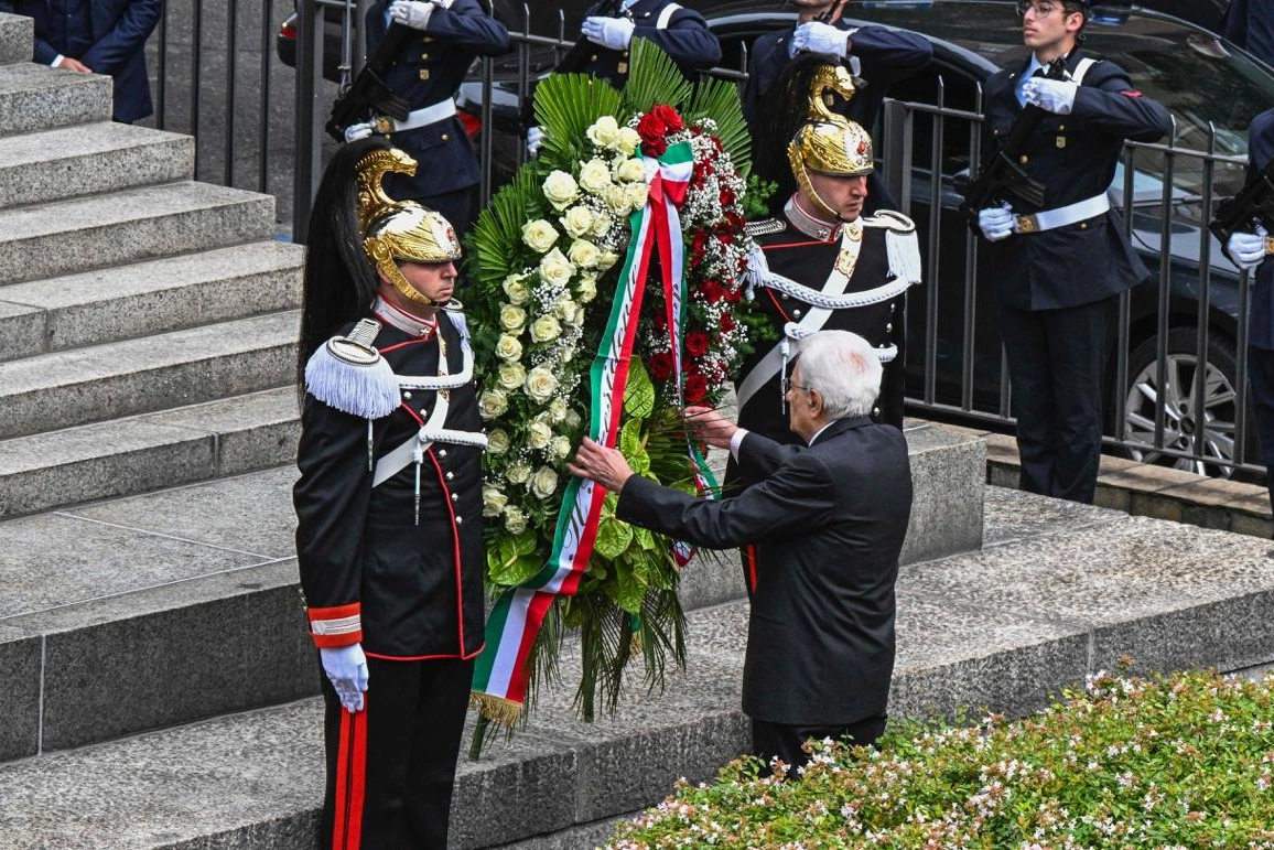 Il presidente depone una corona di fiori al monumento (Fasani/Ansa)